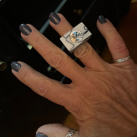 Vintage Lucite Ring Chunky White Black Marble Swirl Statement w Rhinestone - Picture 2 of 11